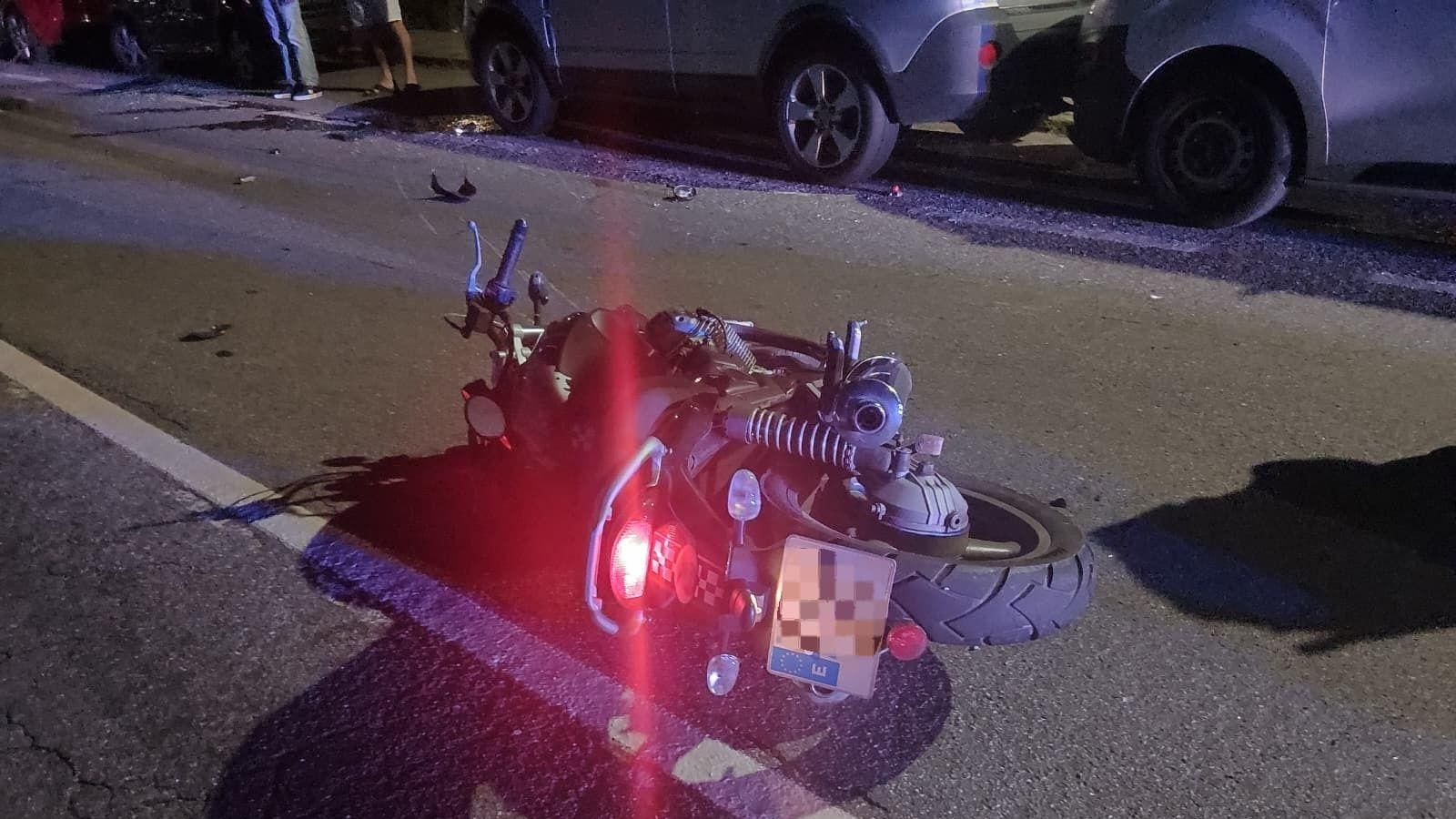 La moto del accidentado en Moaña.