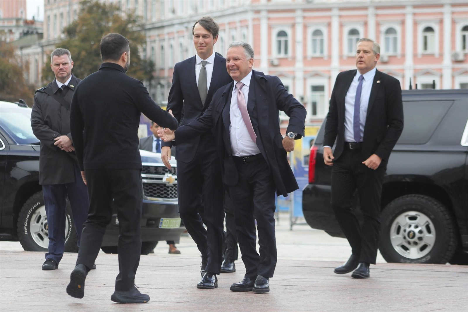 Zelenski saluda a los enviados de Trump a su llegada a Kiev.