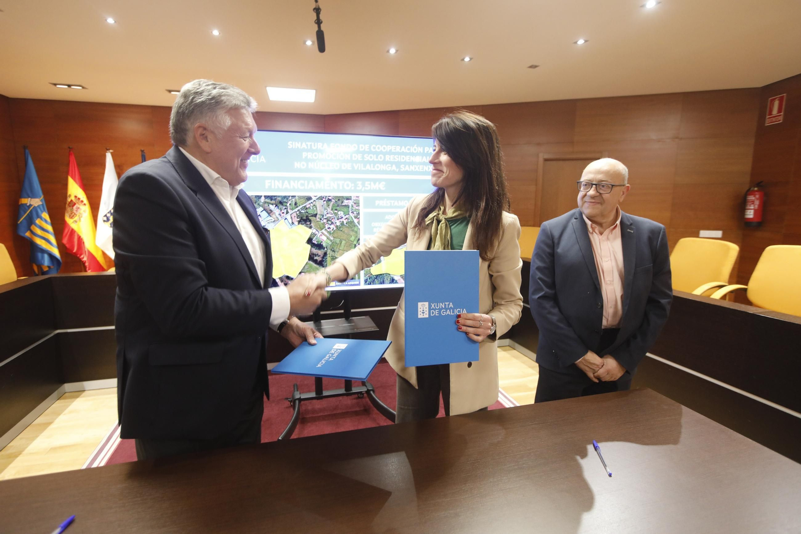 Telmo Martín y María Martínez Allegue en la firma del convenio que permitirá la adquisición de los terrenos.