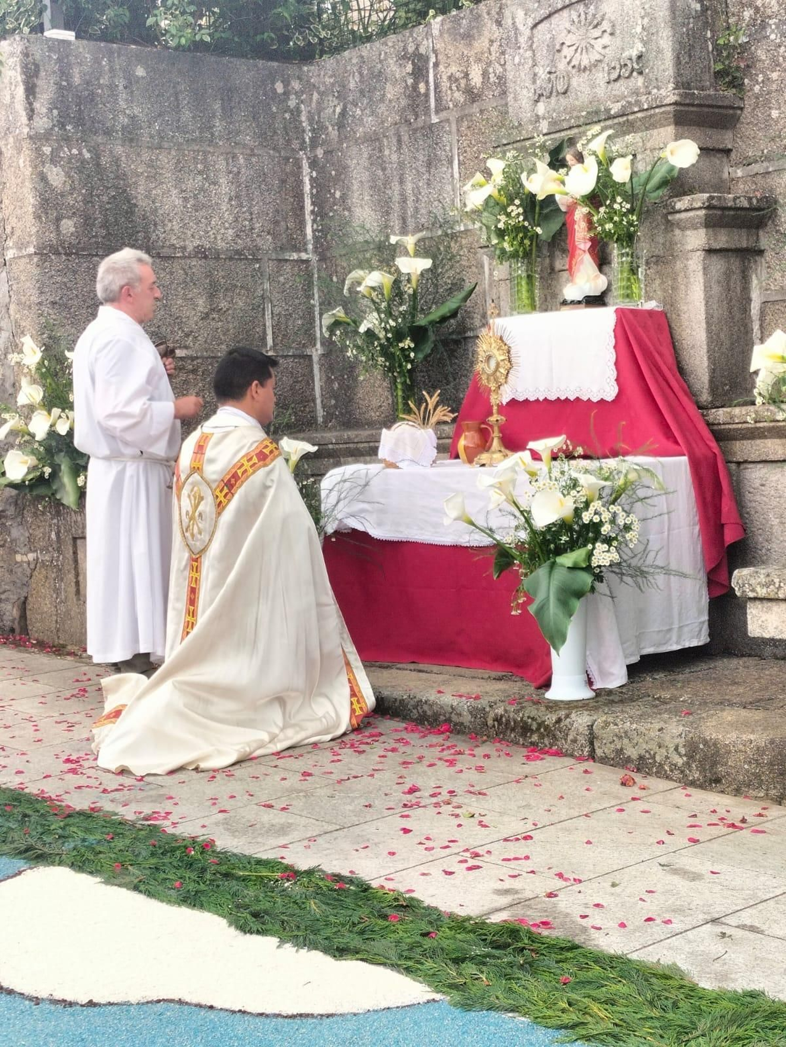 Un momento de la liturgia del Corpus Christi en Vilardevós.