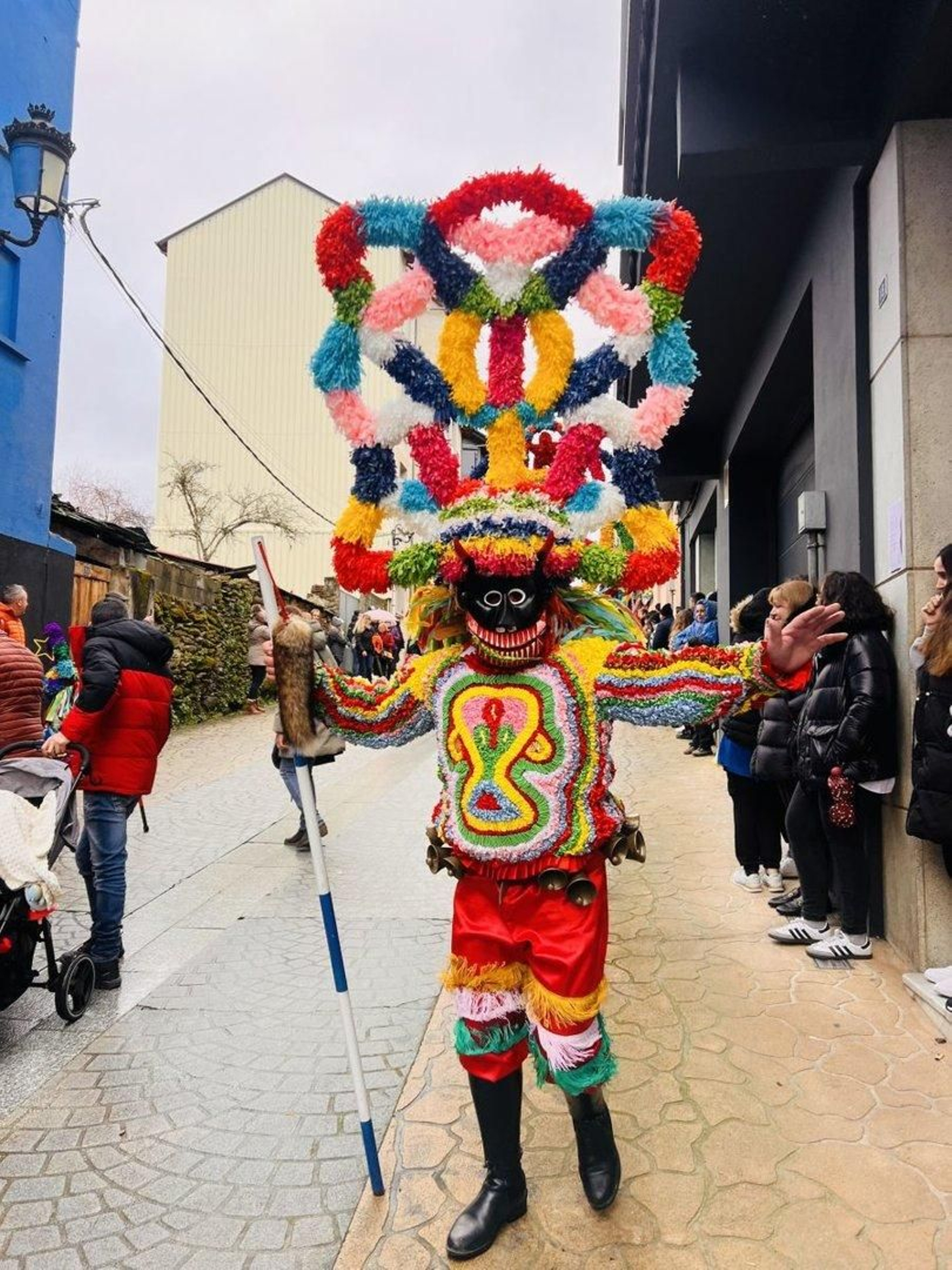 Boterio. Personaxe do entroido, orixinario de viana do bolo e vilariño de conso, de traxe colorido e actitude brava, cuxo cometido é acompañar e abrirlles paso aos folións.