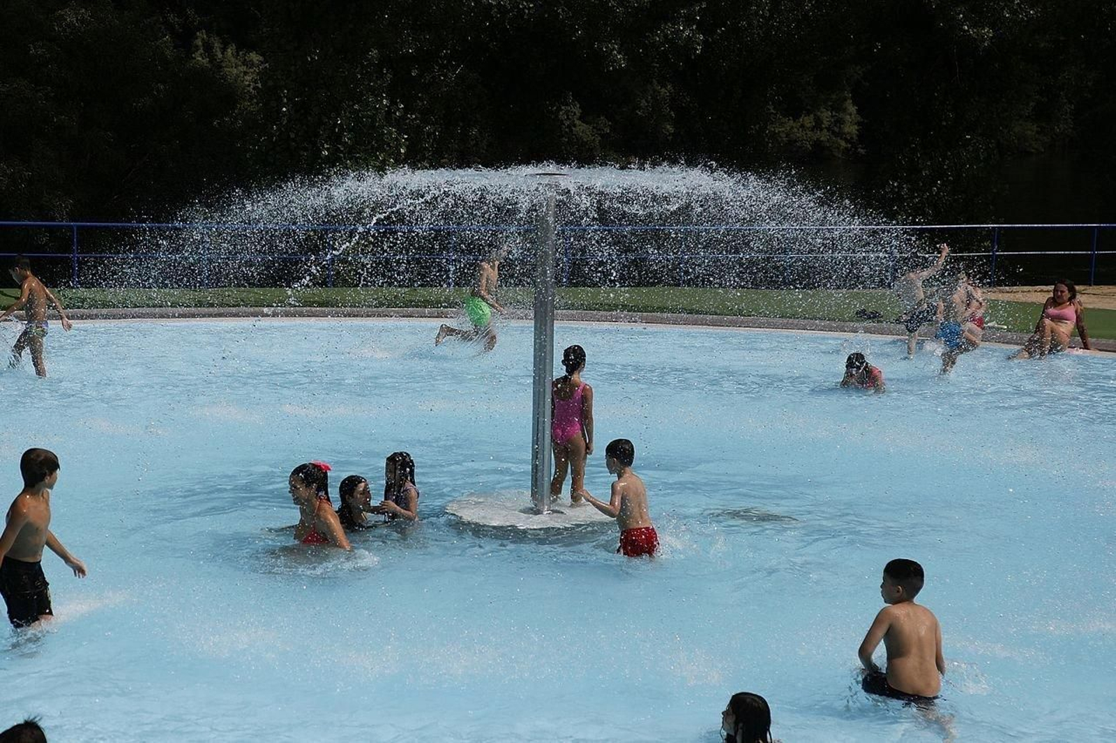 Primer baño en Oira este 2024 (Foto: Miguel Ángel)