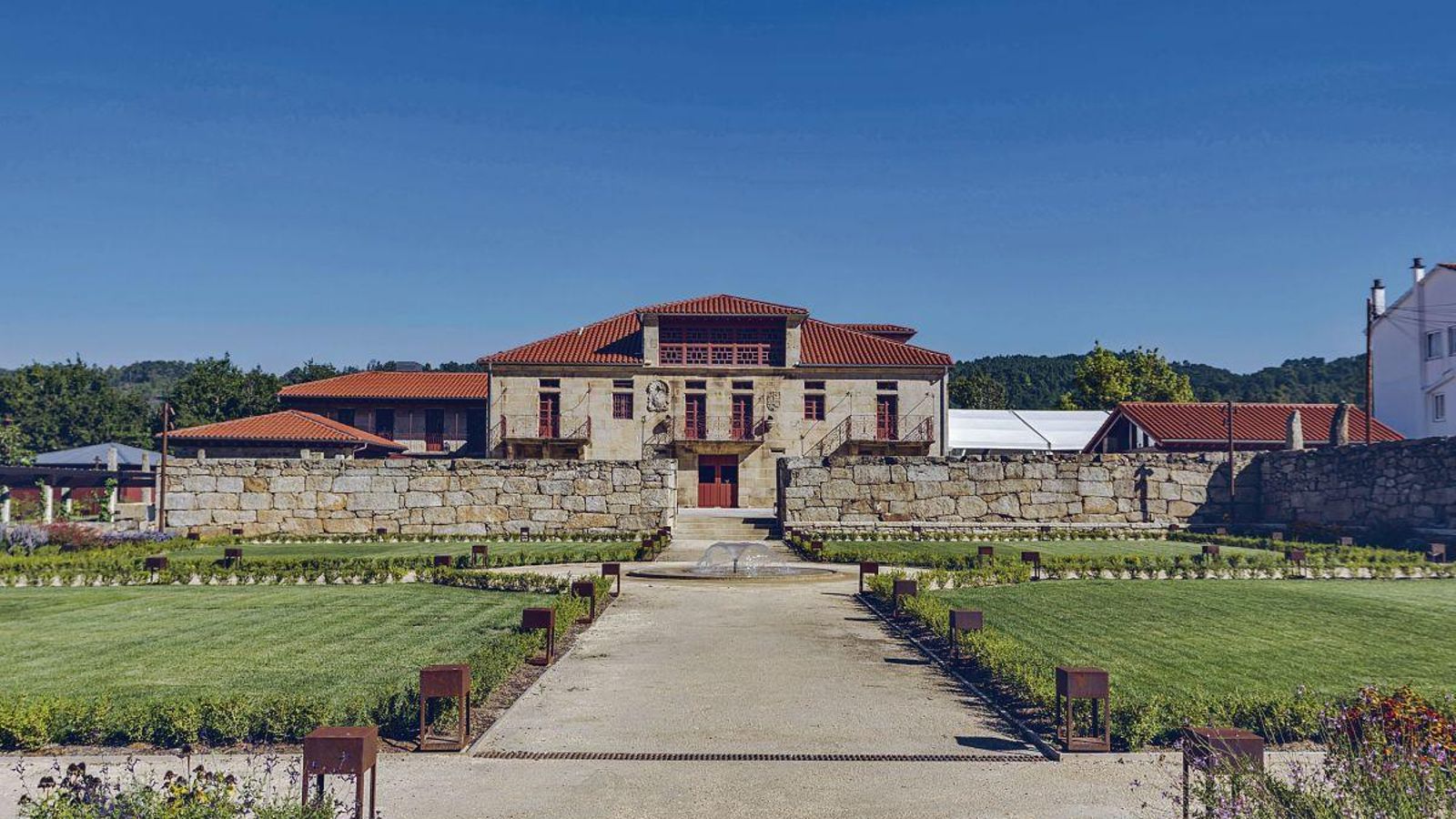 El Pazo de Castadón, en Pereiro de Aguiar, tras la reforma integral que lo convertirá en hotel boutique y espacio para eventos.