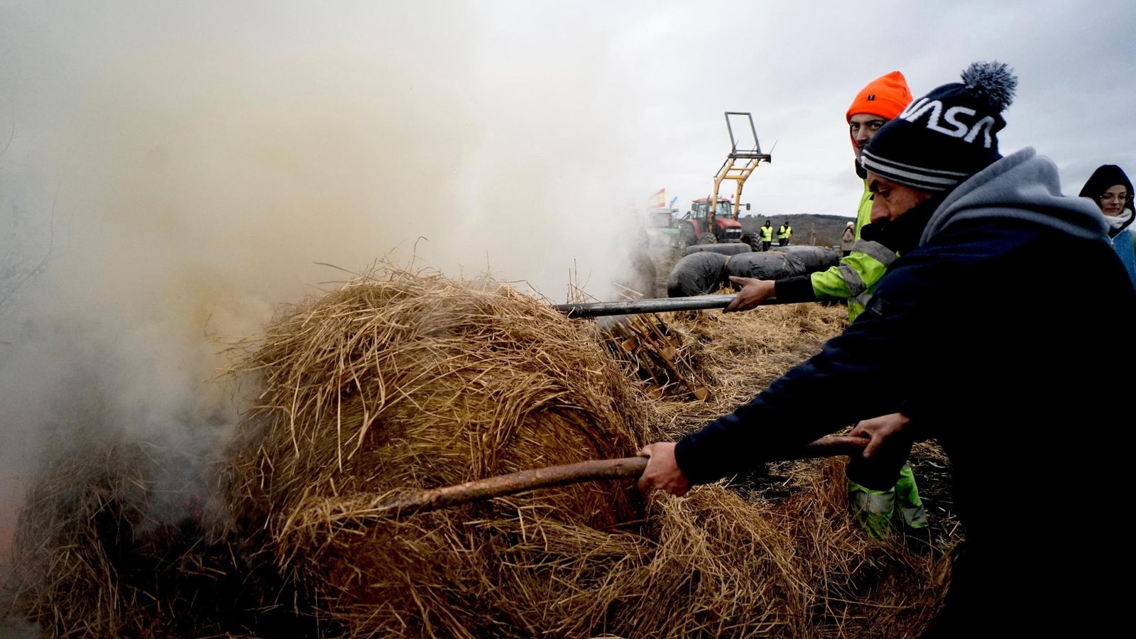 Galería | Paja, pallets, neumáticos y altavoces convierten la A-52 en el campamento base de la tractorada