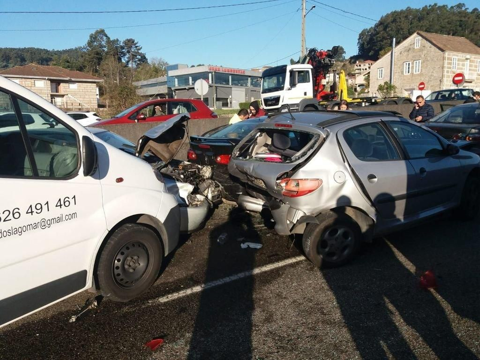 En el accidente se vieron involucrados seis vehículos y cinco personas necesitaron atención sanitaria.