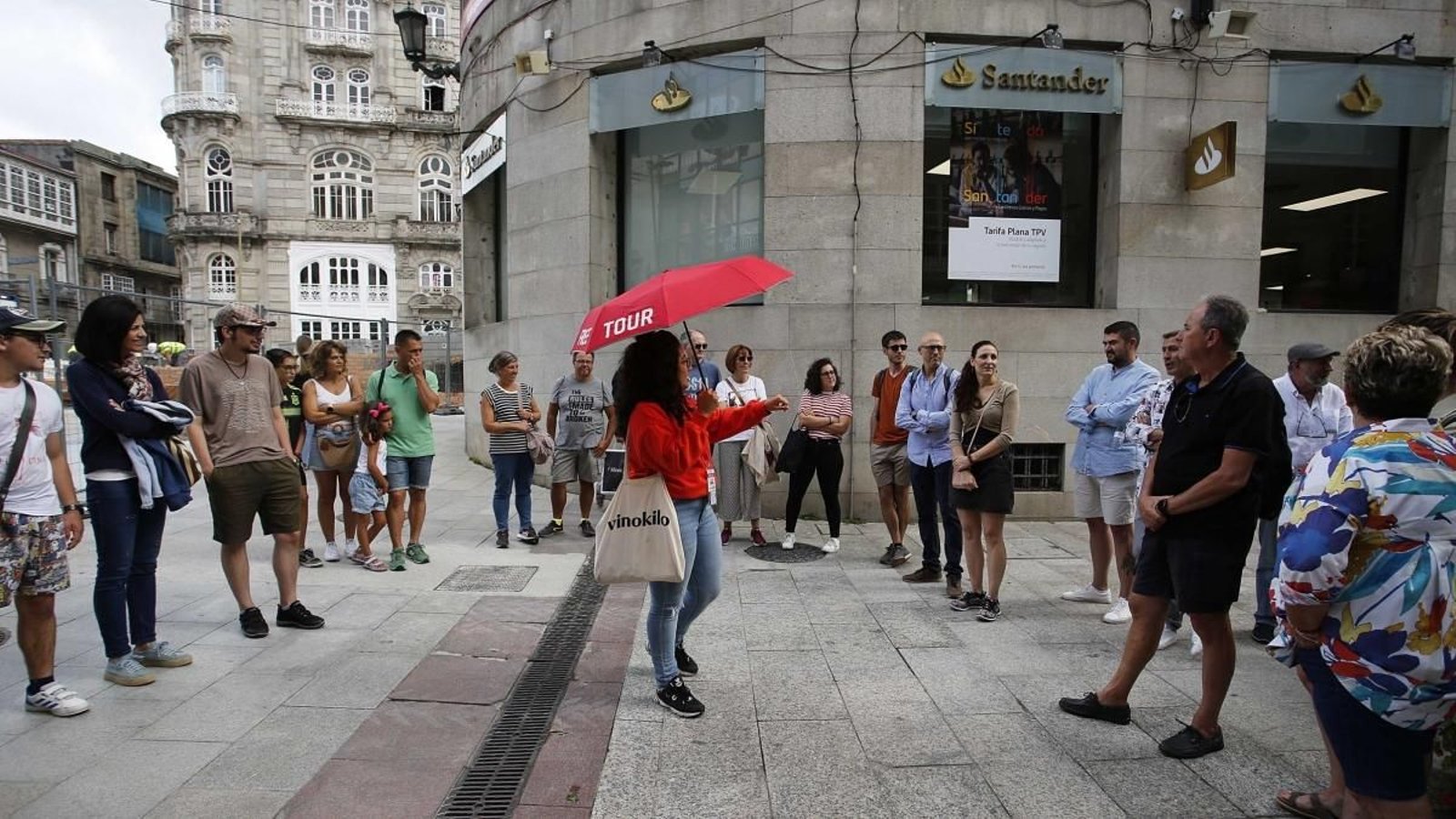 Un grupo de turistas, durante una de las numerosas visitas guiadas que se organizan por Vigo este verano.