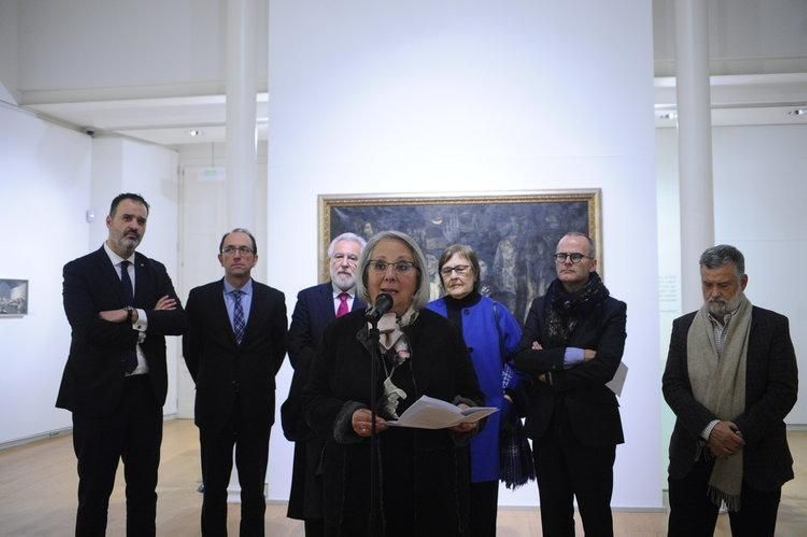 Mercedes Rozas, en primer plano, con Rubén Sánchez, Anxo González, Miguel Santalices, Chus Blanco, Jesús Vázquez y José Gómez Alén, en la inauguración de la exposición "Quessada. Sociedade e Represión", en Afundación.