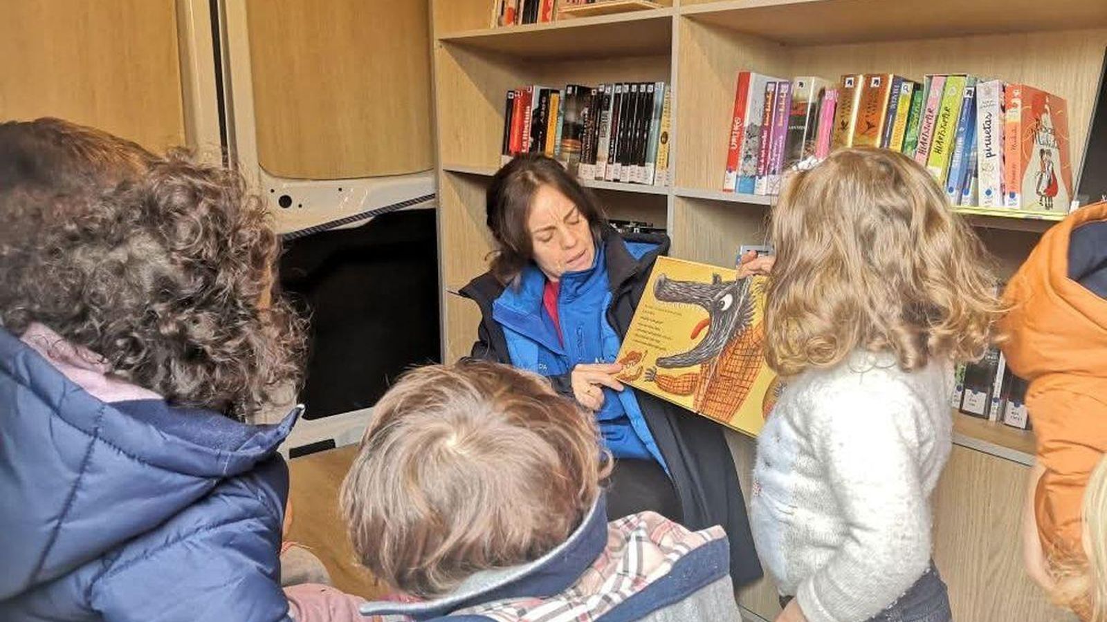 Reme nunha sesión de contacontos.