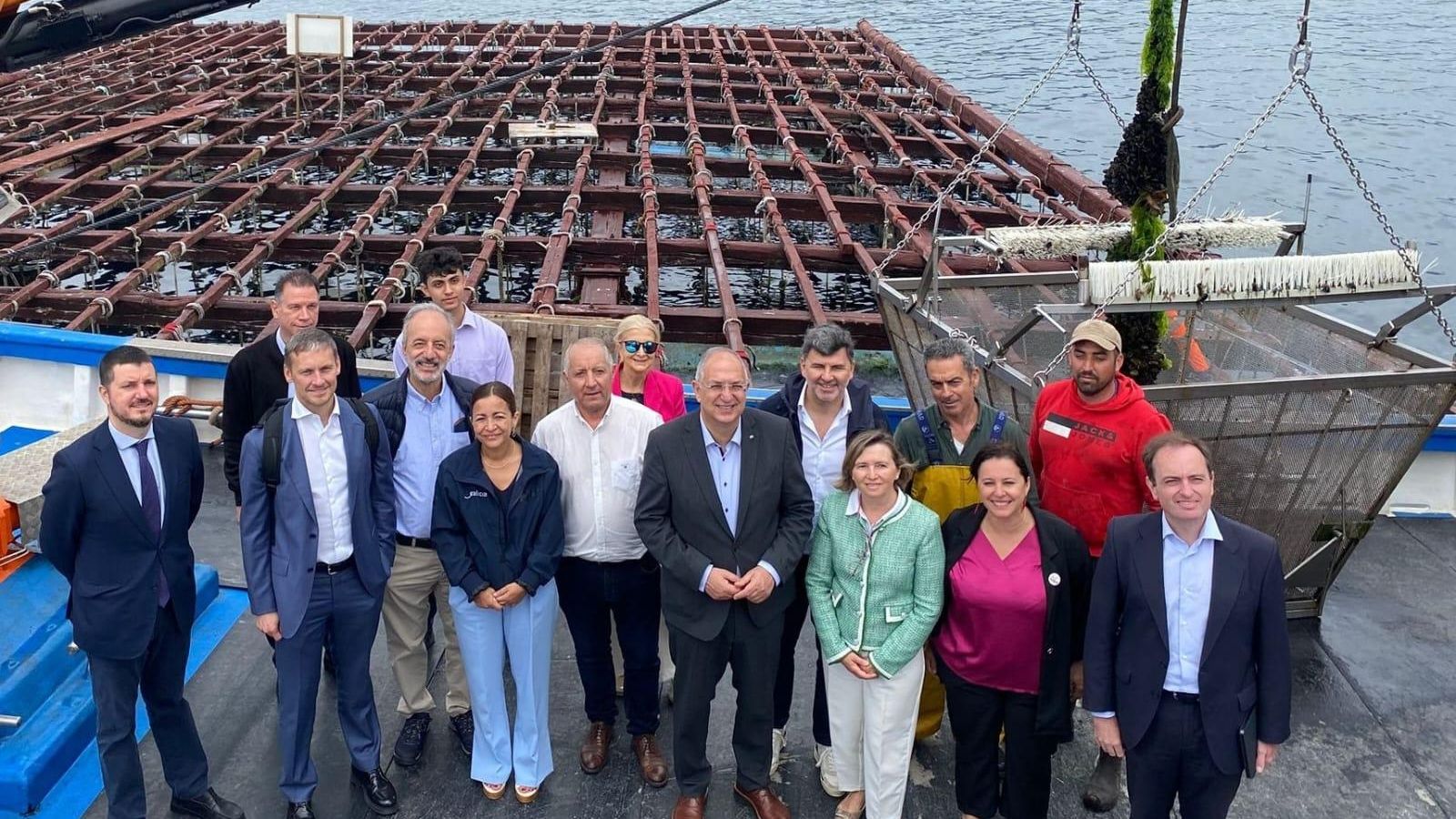 El comisario Costas Kadis ante una batea en la ría de Vigo.