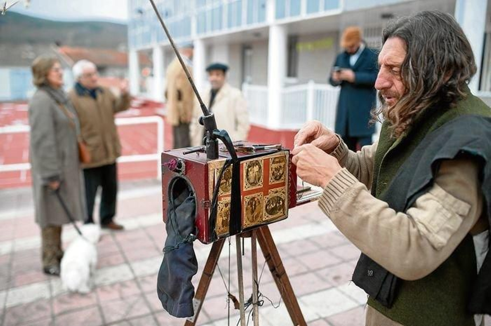 Un fotógrafo con una cámara de la época.