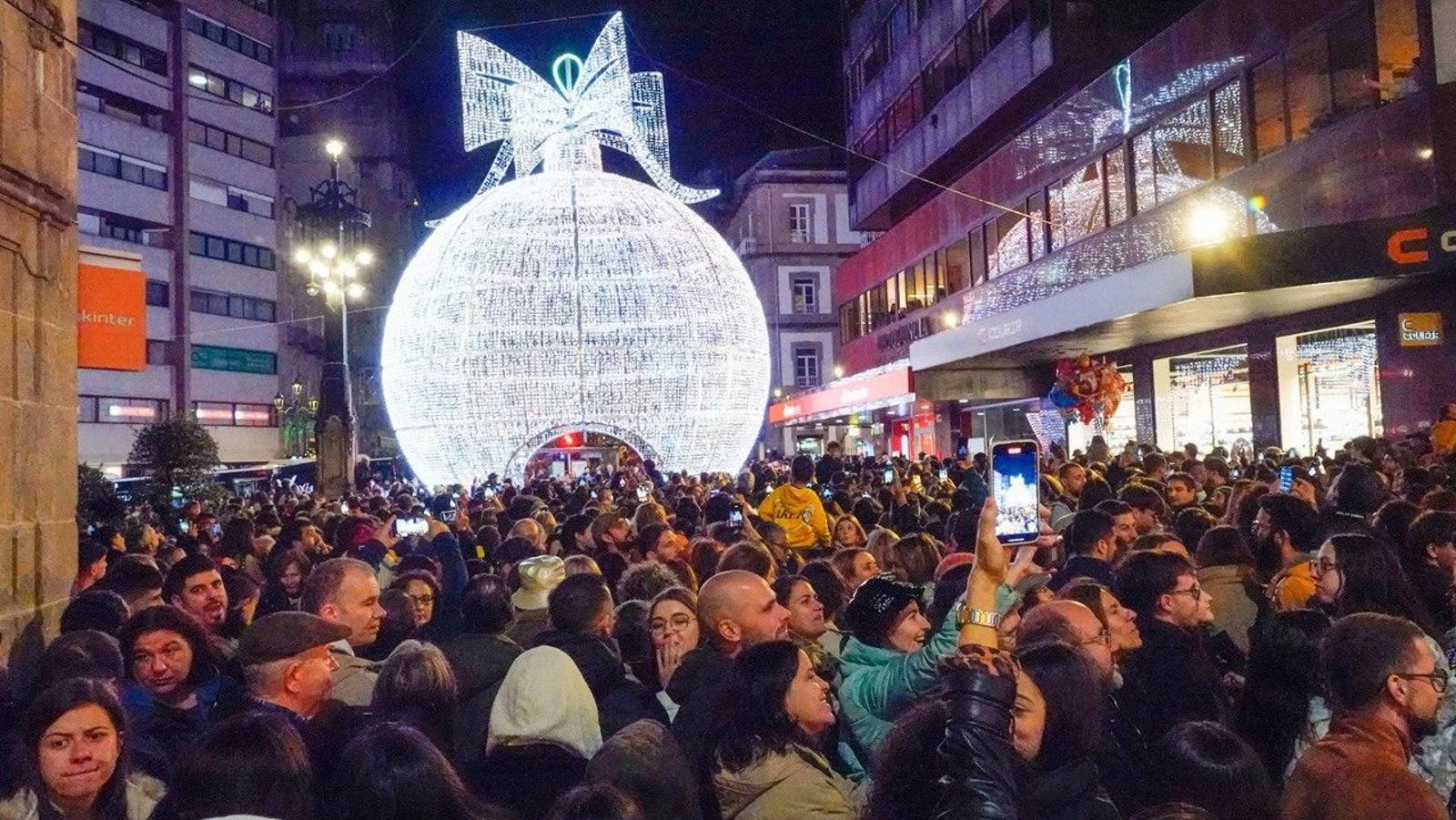 La calle Príncipe ayer en la confluencia con Urzáiz donde está la bola de Navidad, aborrotada de gente..
