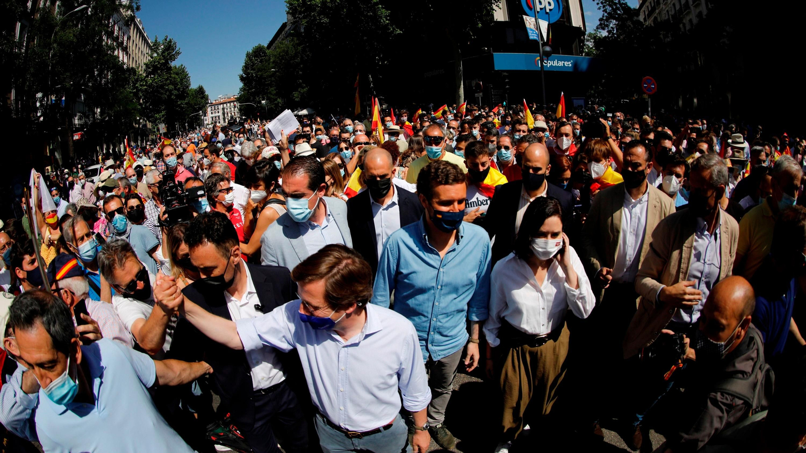 Almeida, Casado y Ayuso, durante la manifestación.