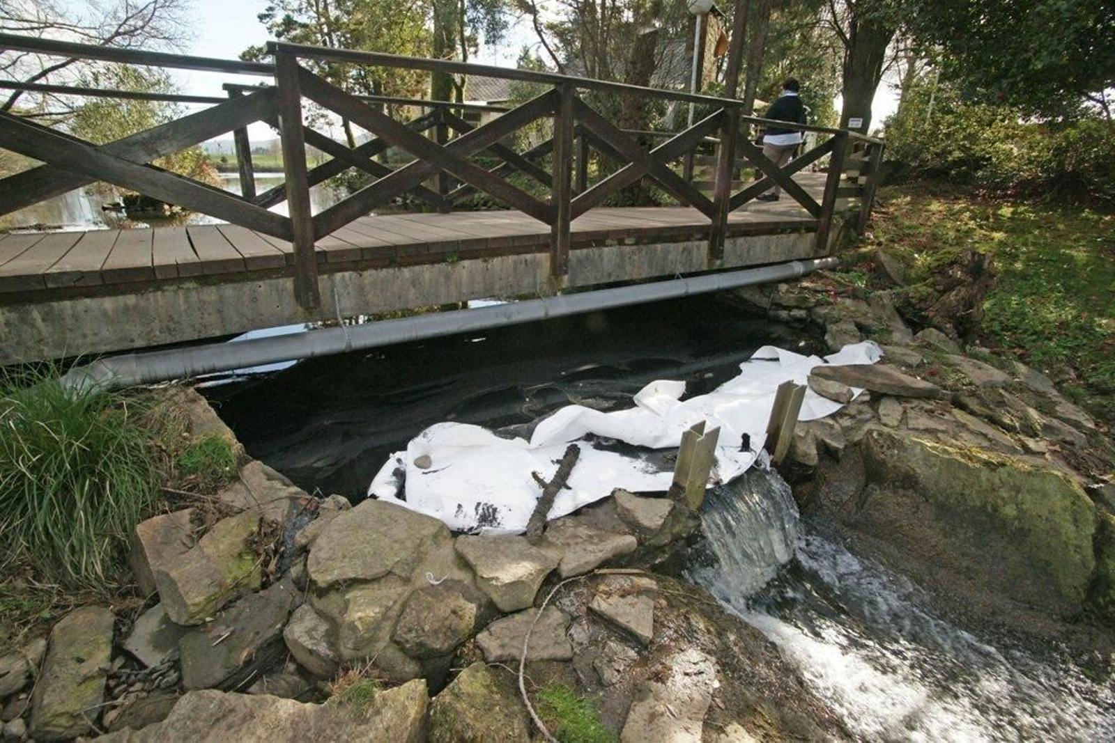 Vertido en el río Lagares Foto Vicente  04