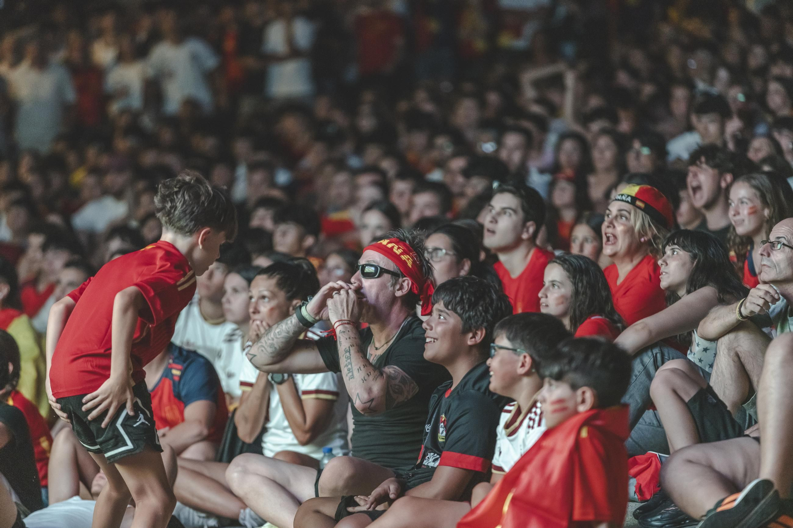 Galería | Camisetas, banderas y las calles de Ourense llenas de emoción por ver a España jugar los cuartos de final, en fotos