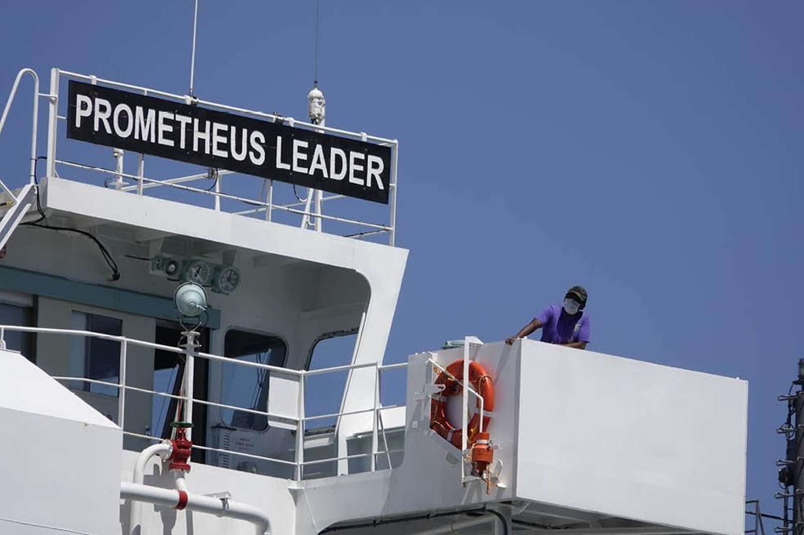 El carguero está confinado en el Muelle de Trasatlánticos con parte de la tripulación a bordo.