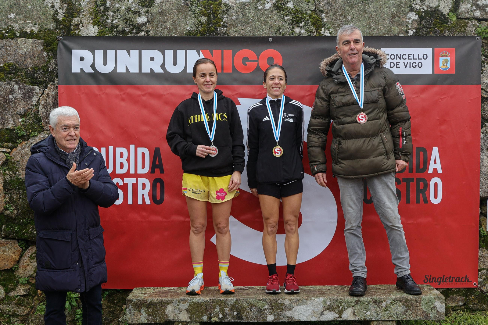 Galería | Cientos de atletas aguantan la lluvia en la Subida ao Castro