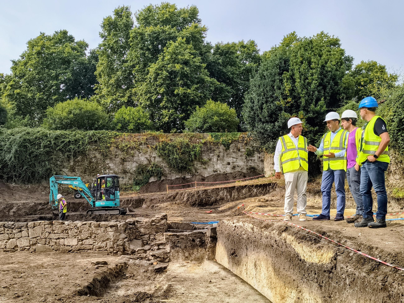 Los arquitectos que lideran el proyecto, Israel Picón y Rafael Rodríguez, muestran a Luis López y Rafa Domínguez el muro encontrado.