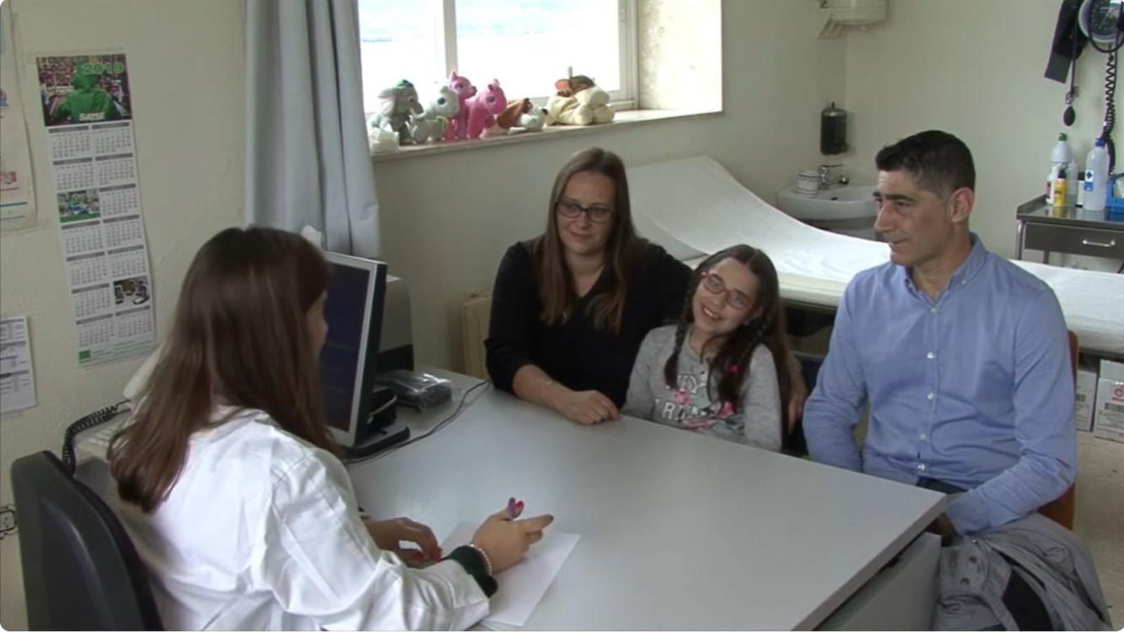 Ángela, en consulta, con su madre y su padre, Alicia y Miguel, en un momento del rodaje del documental sobre el síndrome de Joubert.