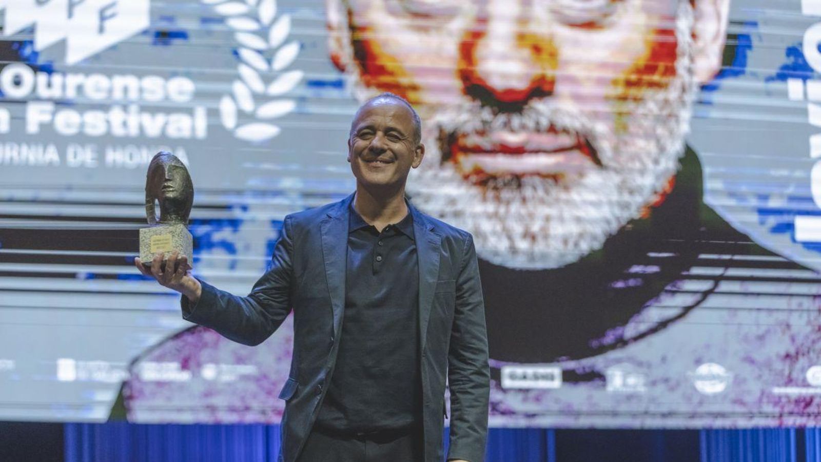 Javier Gutiérrez recibe o aplauso do público.