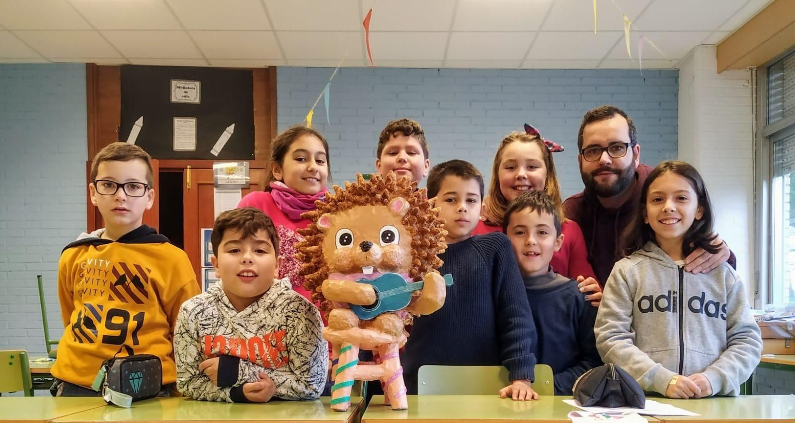 El grupo de escolares con su profesor, Javier Domínguez, antes de suspenderse las clases.