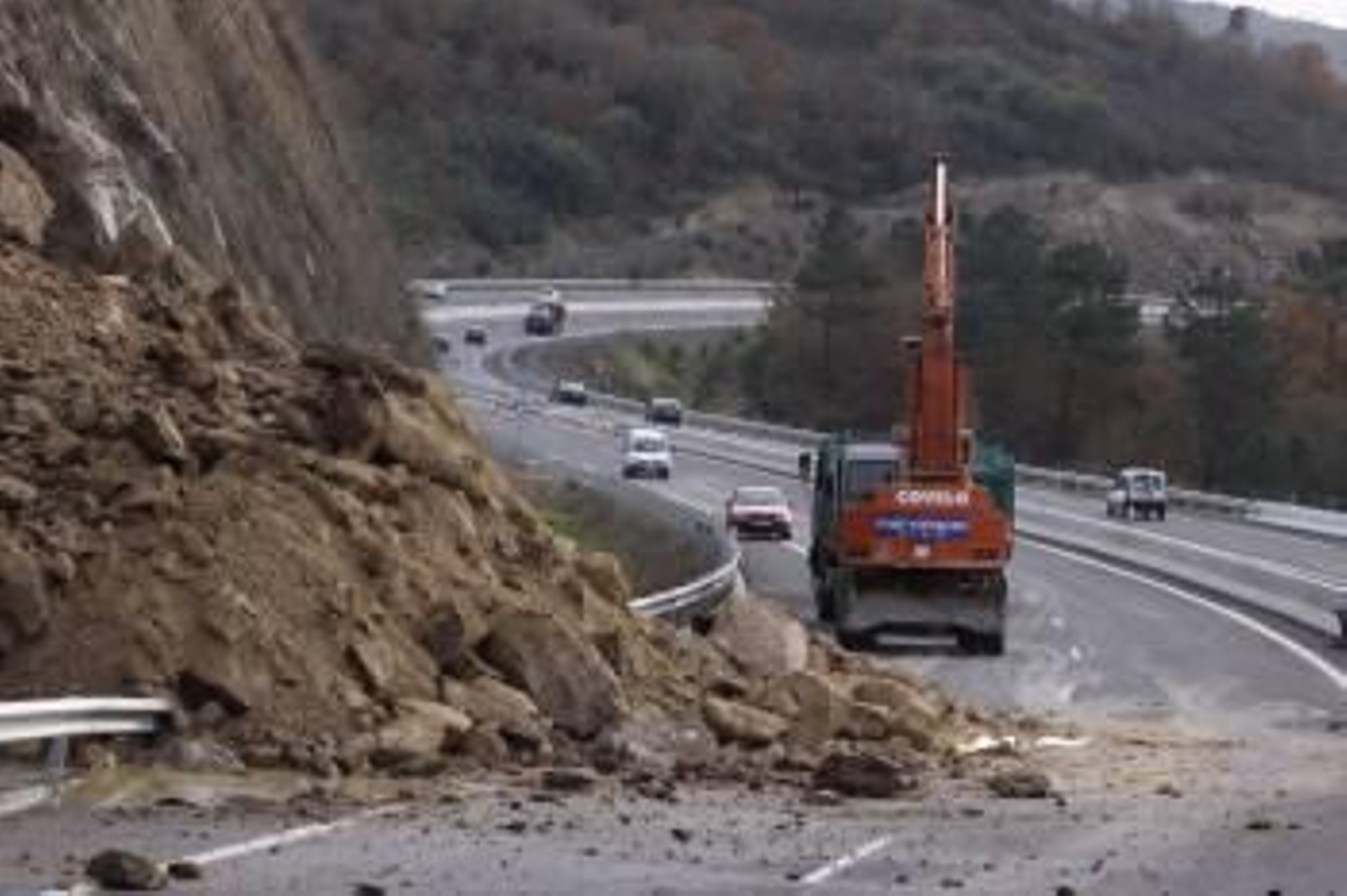 Las piedras y la tierra ocupaban toda la calzada. La ladera será fijada para evitar nuevos desprendimientos. (Foto: Xesús Fariñas)