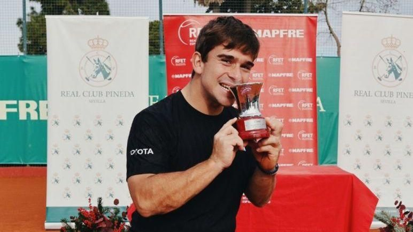 El tenista olívico besa el trofeo de campeón de España.