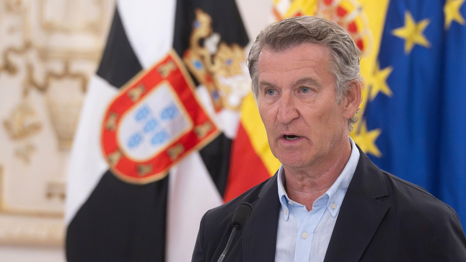 El presidente del Partido Popular, Alberto Núñez Feijóo, atiende a los medios de comunicación, en el Palacio de la Asamblea de Ceuta