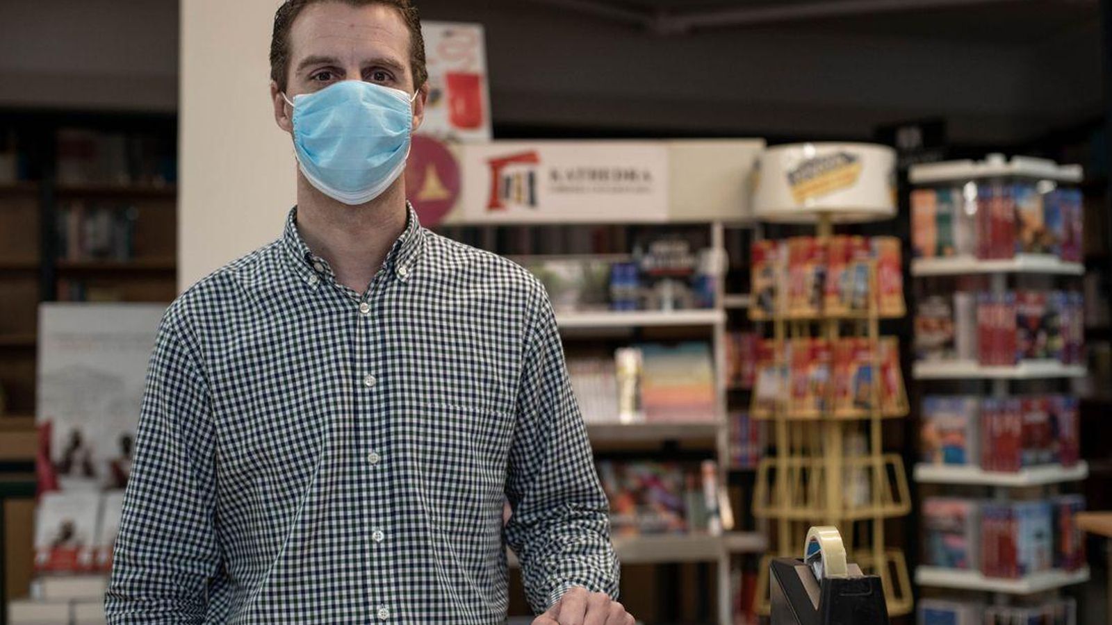 OURENSE (LIBRERÍA KATHEDRA). 04/05/2020. OURENSE. Arranca la fase cero con la apertura de varios negocios, entre los que se incluyen ferreterías, peluquerías, talleres de arreglos, librerías o clínicas. FOTO: ÓSCAR PINAL  José Manuel García Mosquera