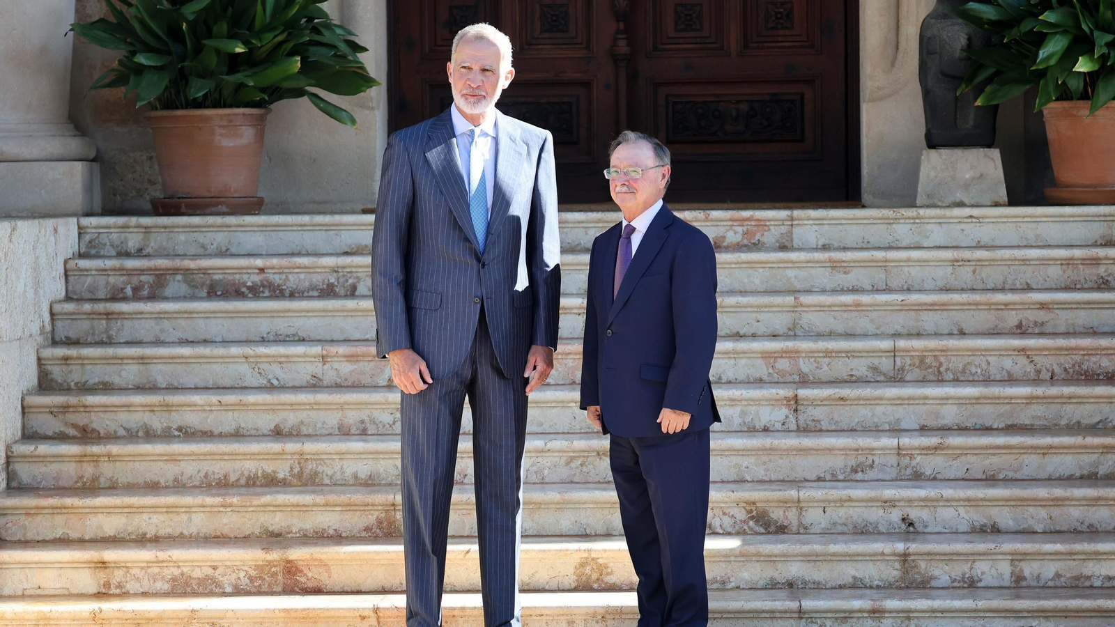 El Rey VI junto a Juan Jesús Vivas Lara, presidente de la Ciudad Autónoma de Ceuta.