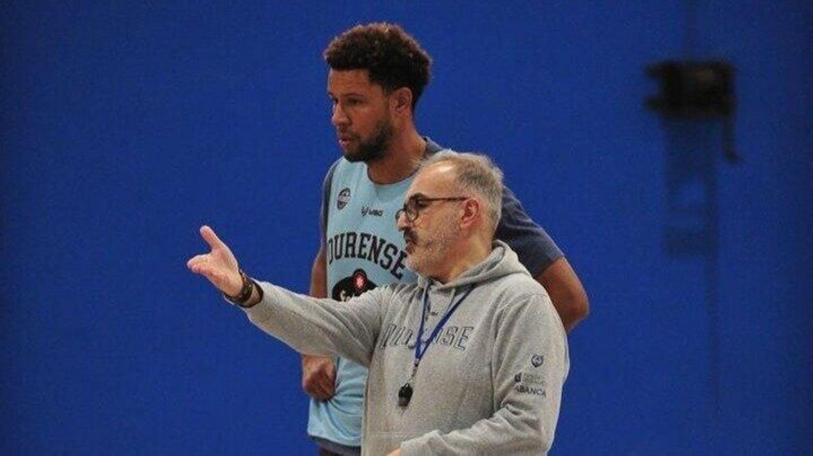 Moncho López le explica algunos conceptos tácticos al pívot Marvin Ogunsipe. (Foto: José Paz)