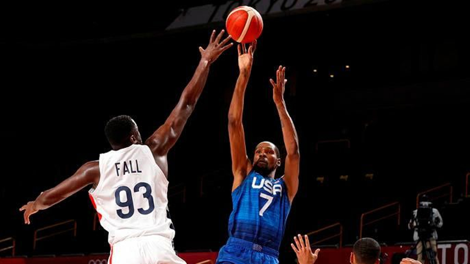 Kevin Durant, que acabó eliminado por cinco faltas, lanza a canasta. 

EFE