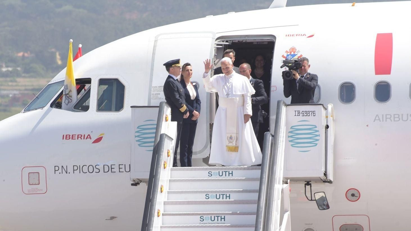 El papa se despide antes de tener que abandonar el avión por avería.