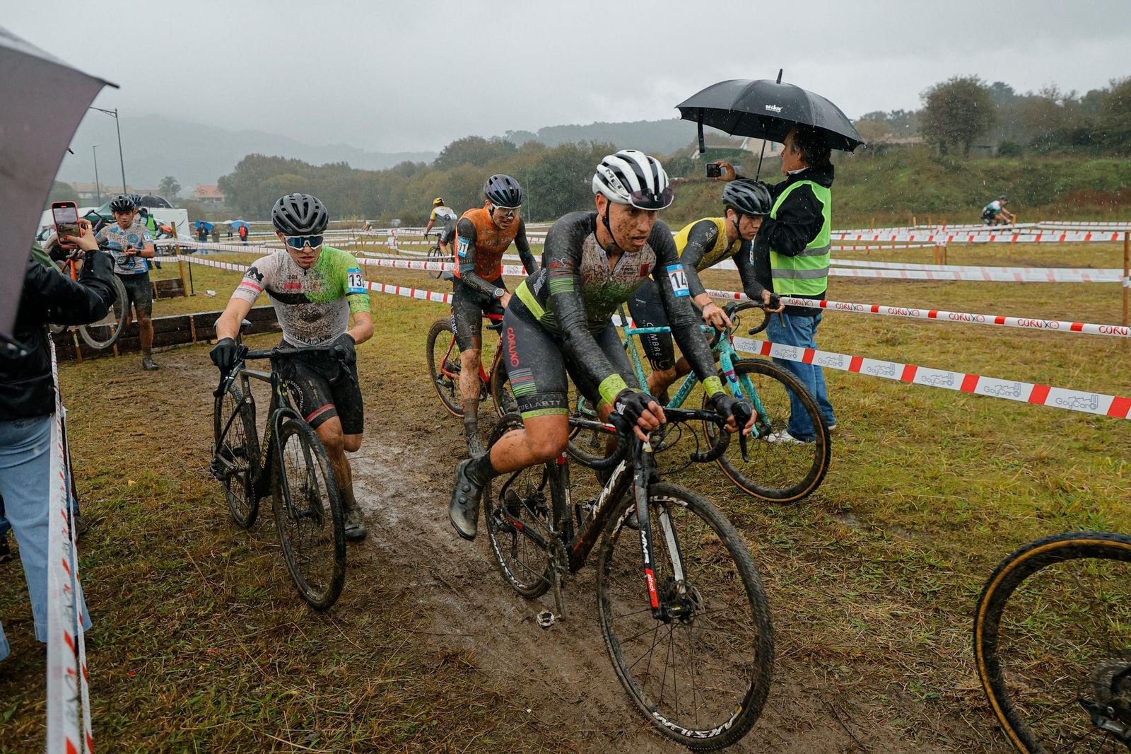 Galería | Más de 200 ciclistas compiten en el trofeo de ciclocross del Concello de Nigrán