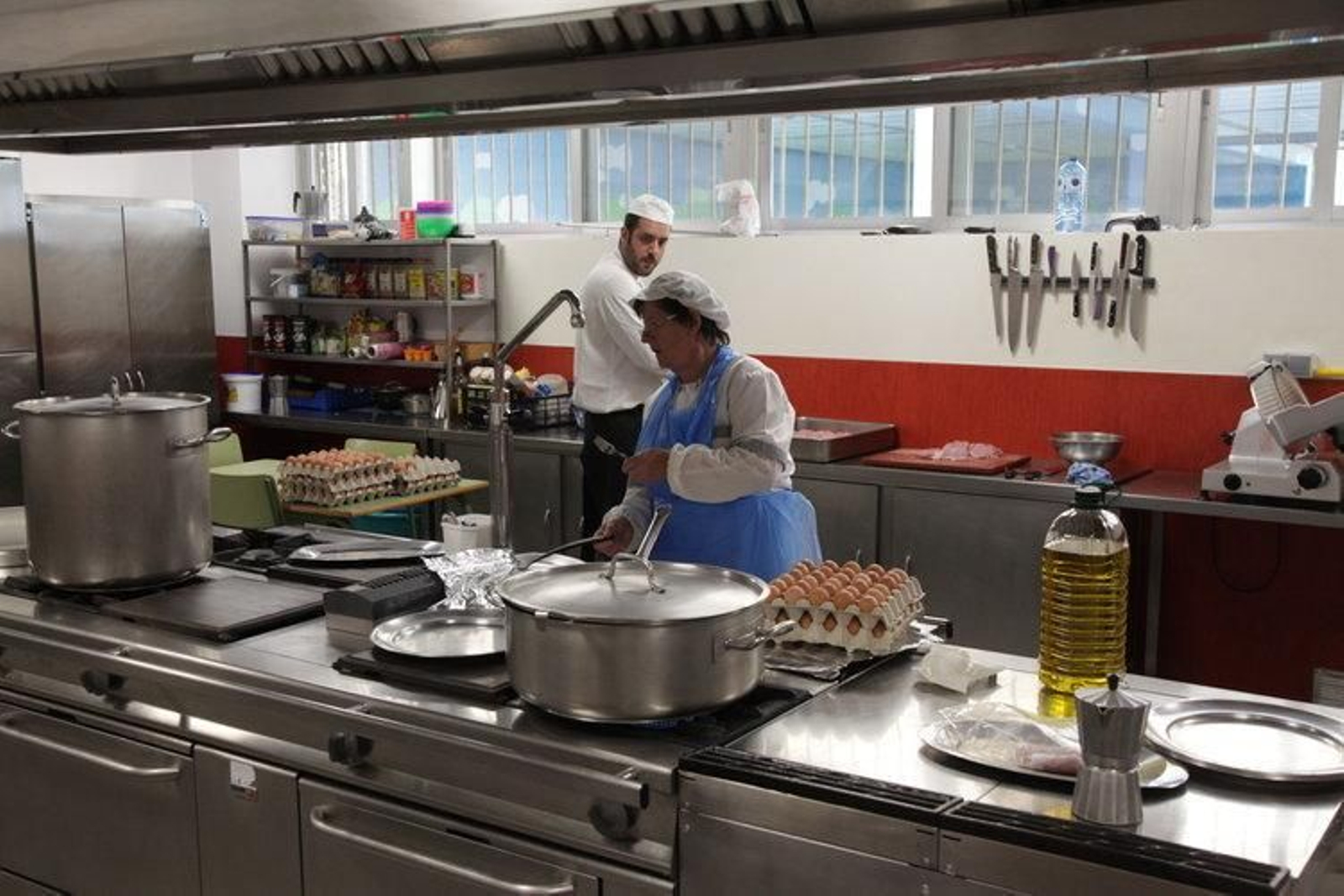 La nueva cocina recientemente reformada con fondos propios del colegio. (J. PAZ)
