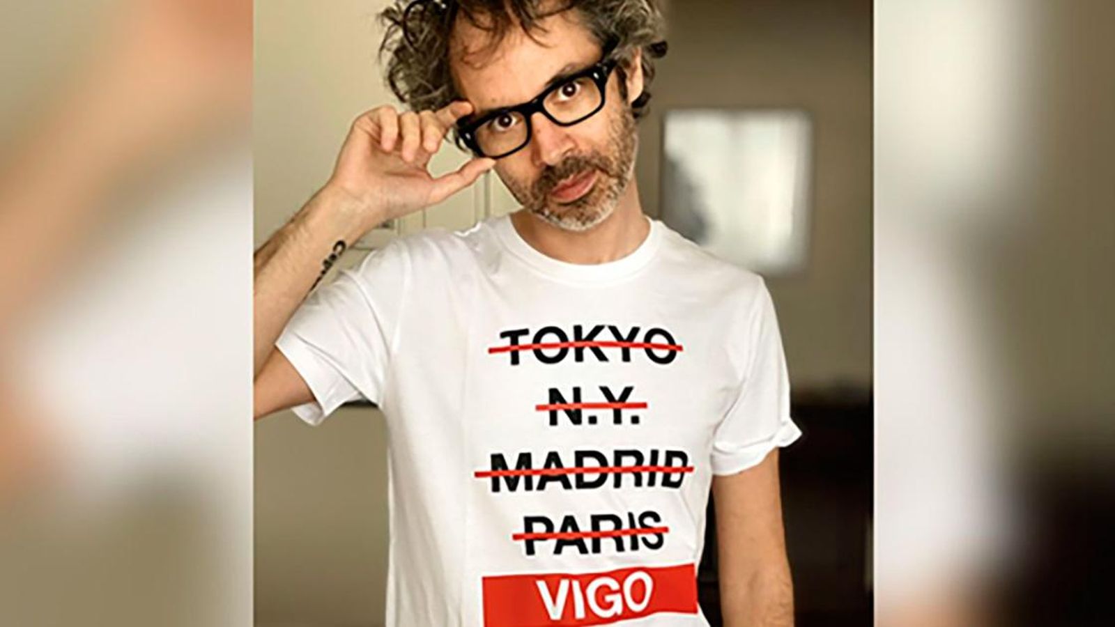 James Rhodes con camiseta de Vigo.