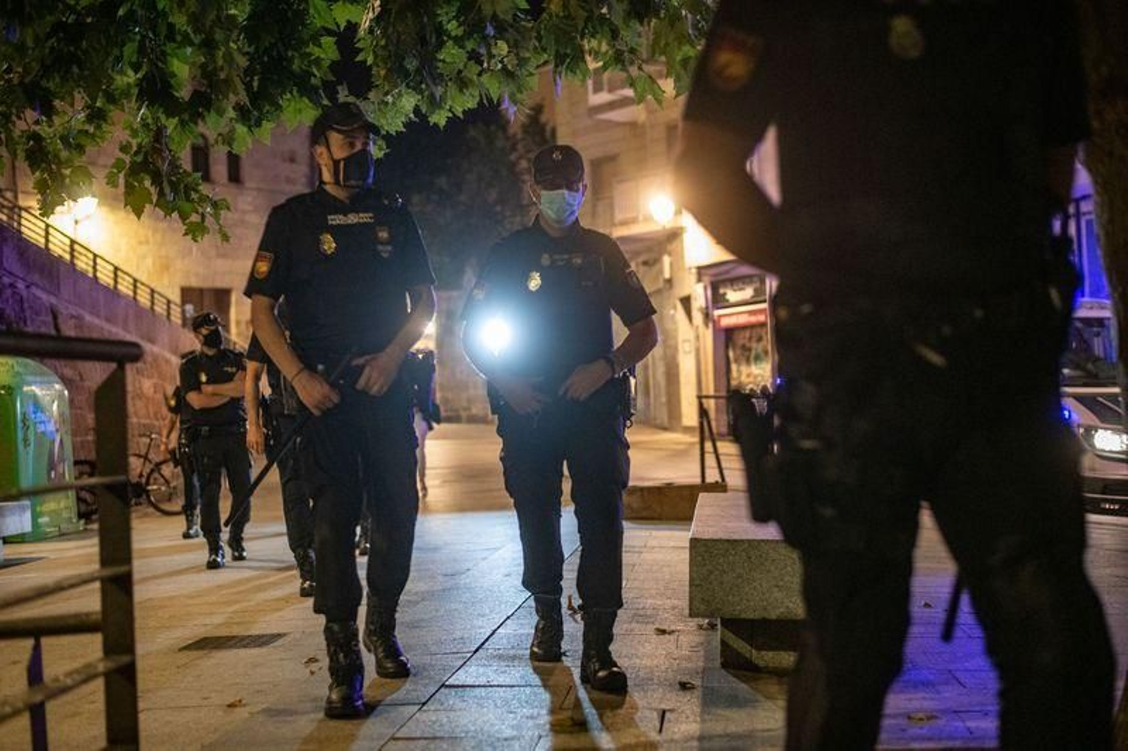 Despliegue policial para vigilar las zonas en las que se hace botellón // FOTO: ÓSCAR PINAL