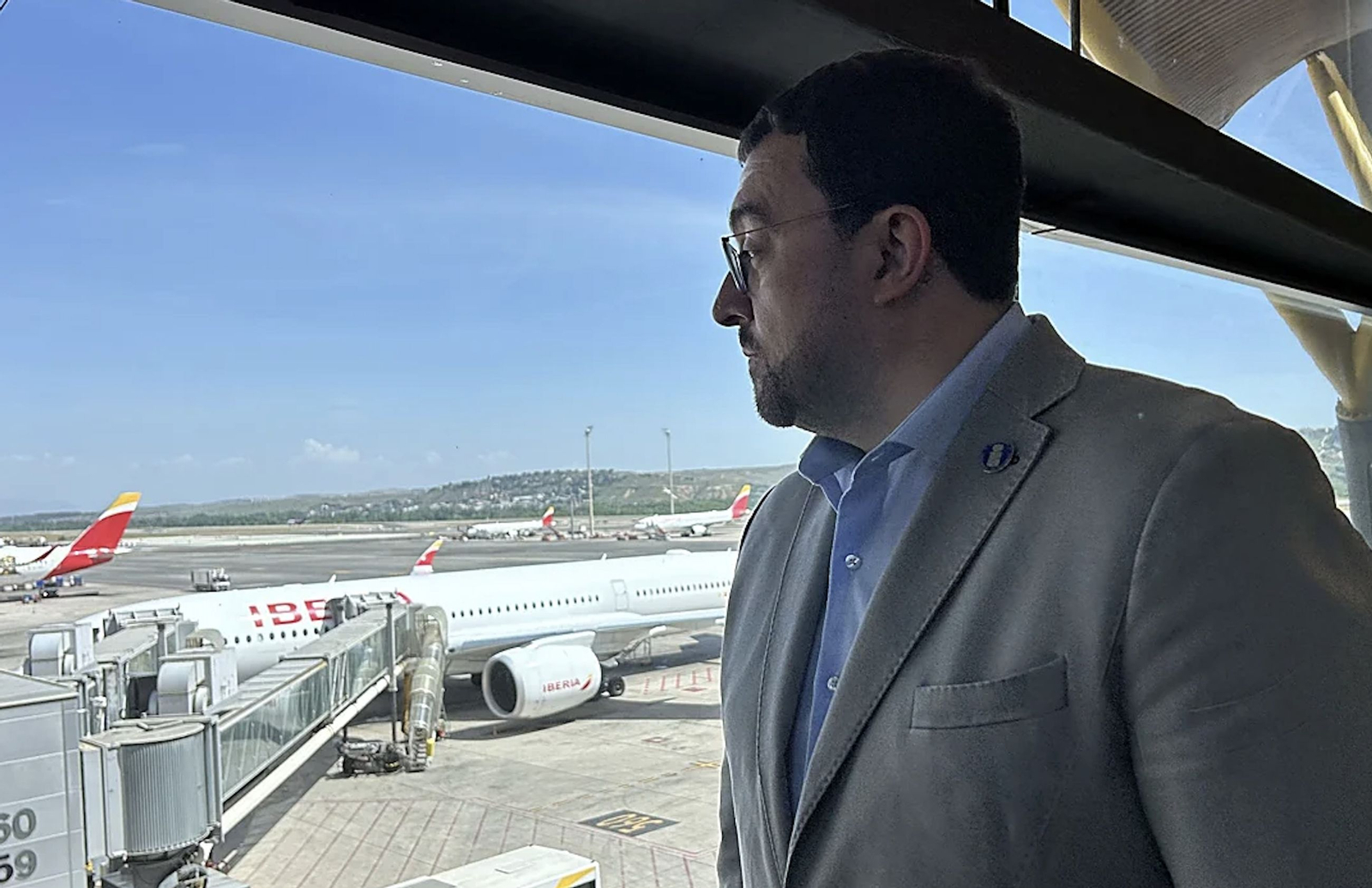 El presidente del Principado, Adrián Barbón, en la T4 a punto a punto de coger un vuelo