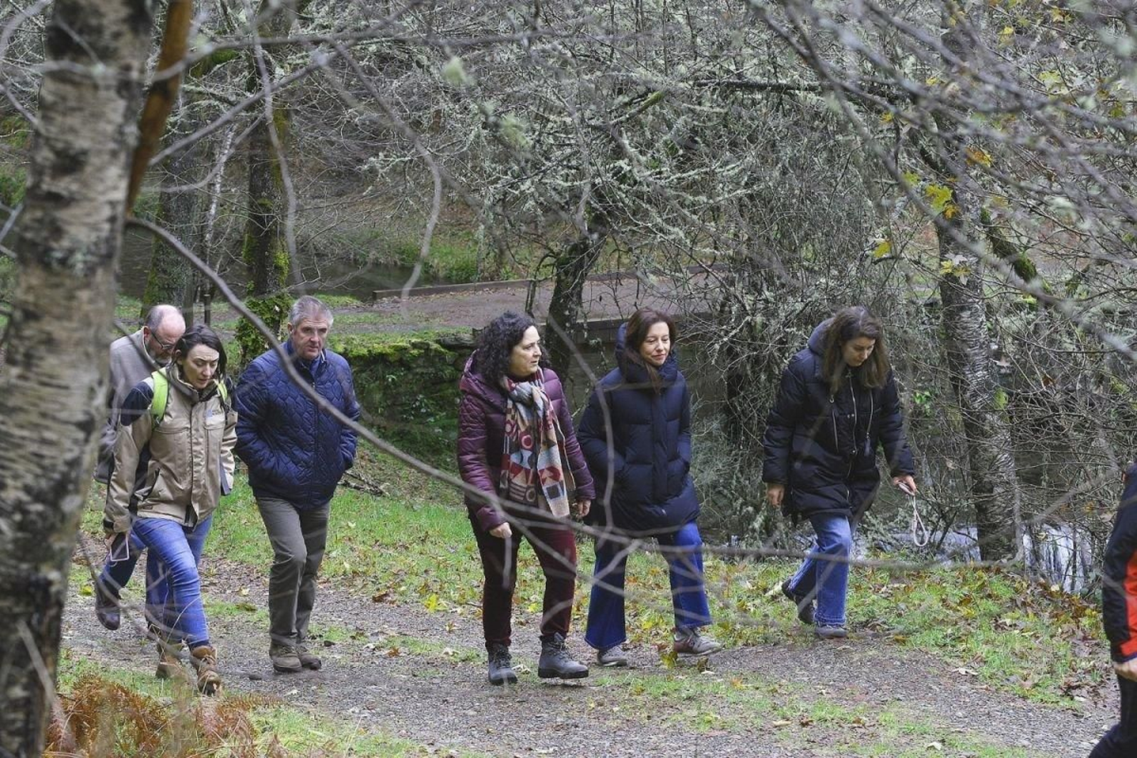 Belén do Campo -en el centro- recorre la senda acompañada de técnicos y alcaldesa -a la derecha-.