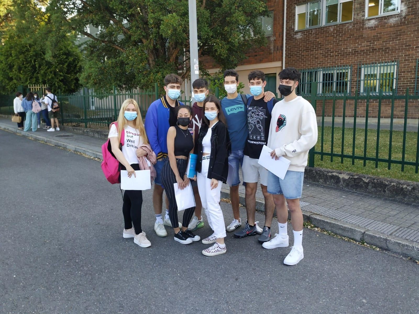 Estudiantes de Valdeorras, Viana y Trives, frente al Instituto Cosme López de A Rúa.