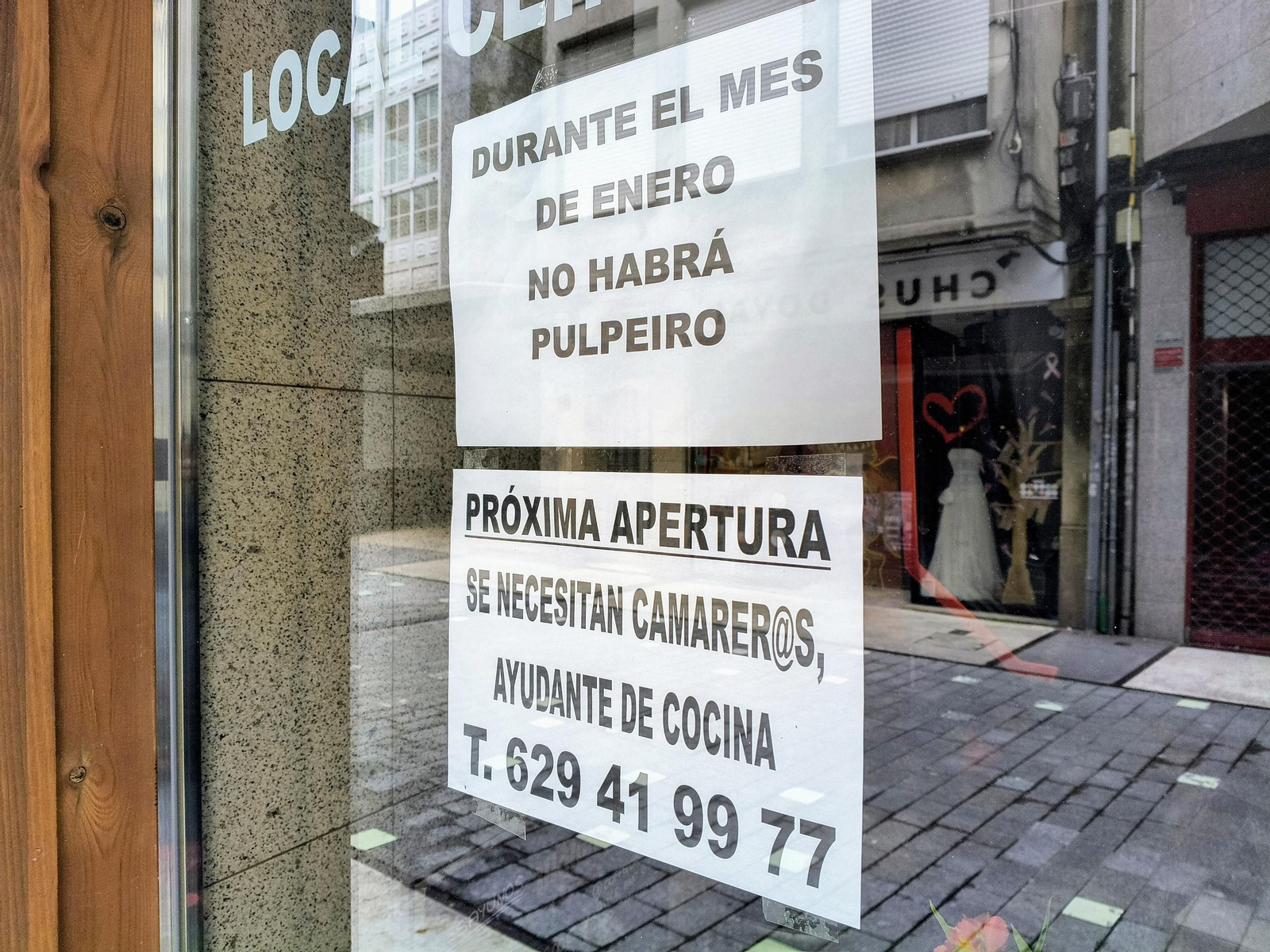 Un anuncio de búsqueda de personal en una cafetería de la rúa Virgen del Camino.