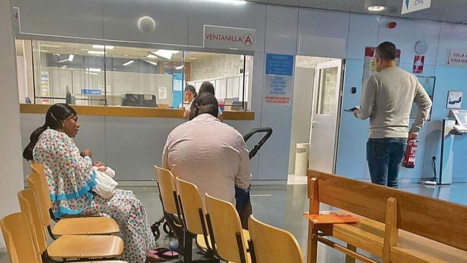 Varias personas aguardan su turno en el Registro Civil de Ourense.