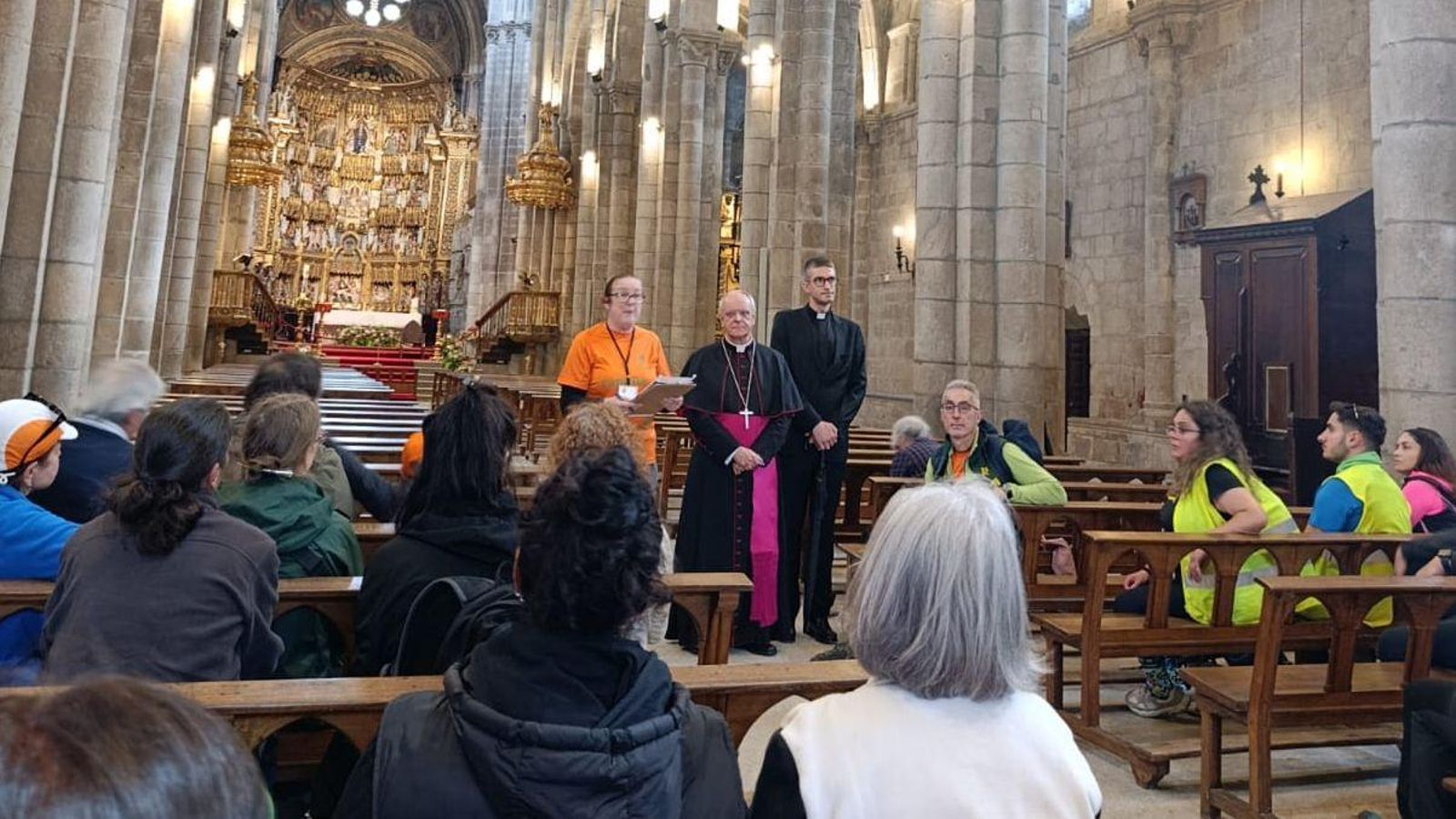 El obispo de Ourense, Leonardo Lemos -centro-, en la recepción en la Catedral.