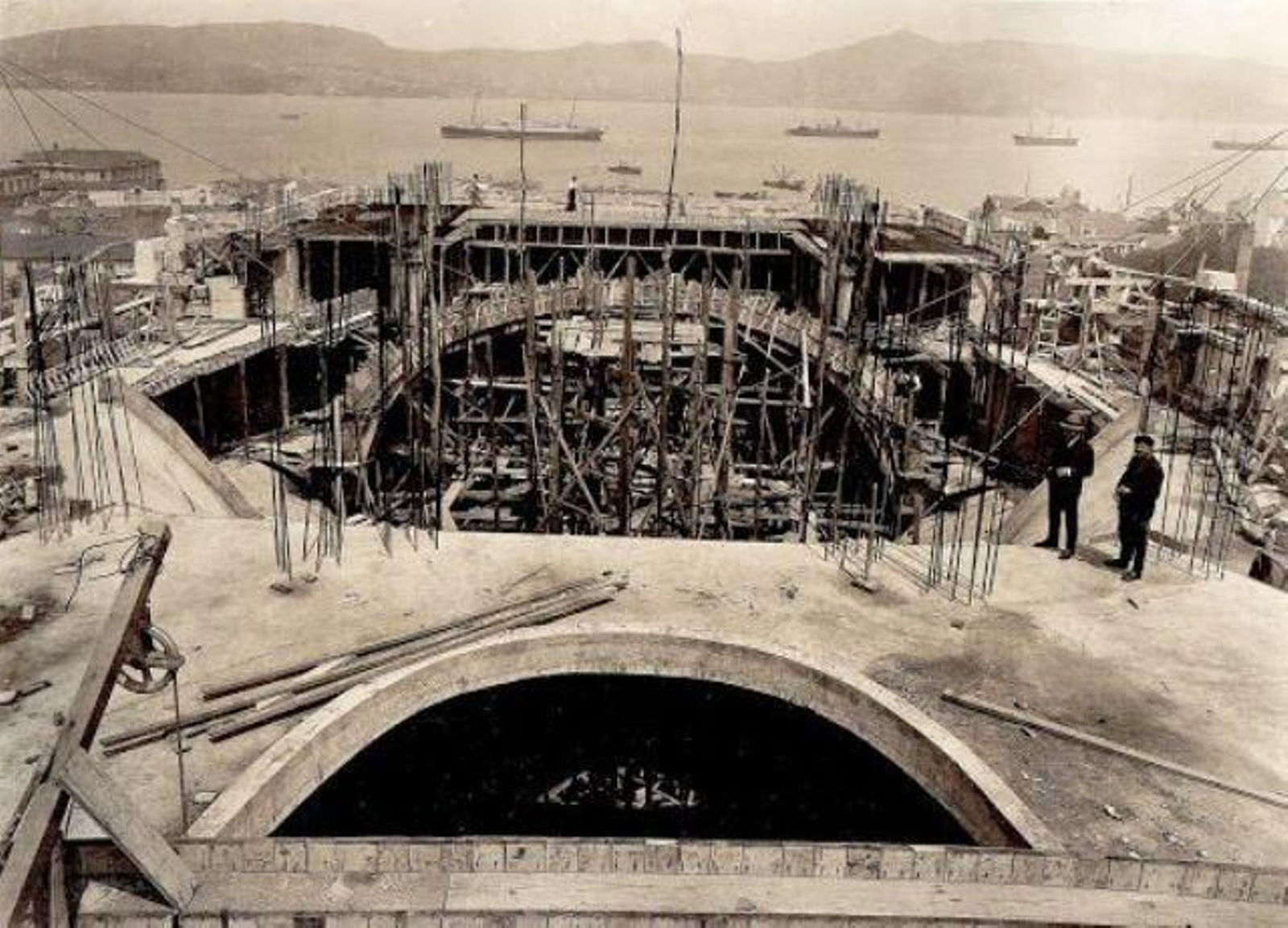 Una de las imágenes de la construcción del teatro García Barbón a principio de los años 20 con la Ría al fondo.