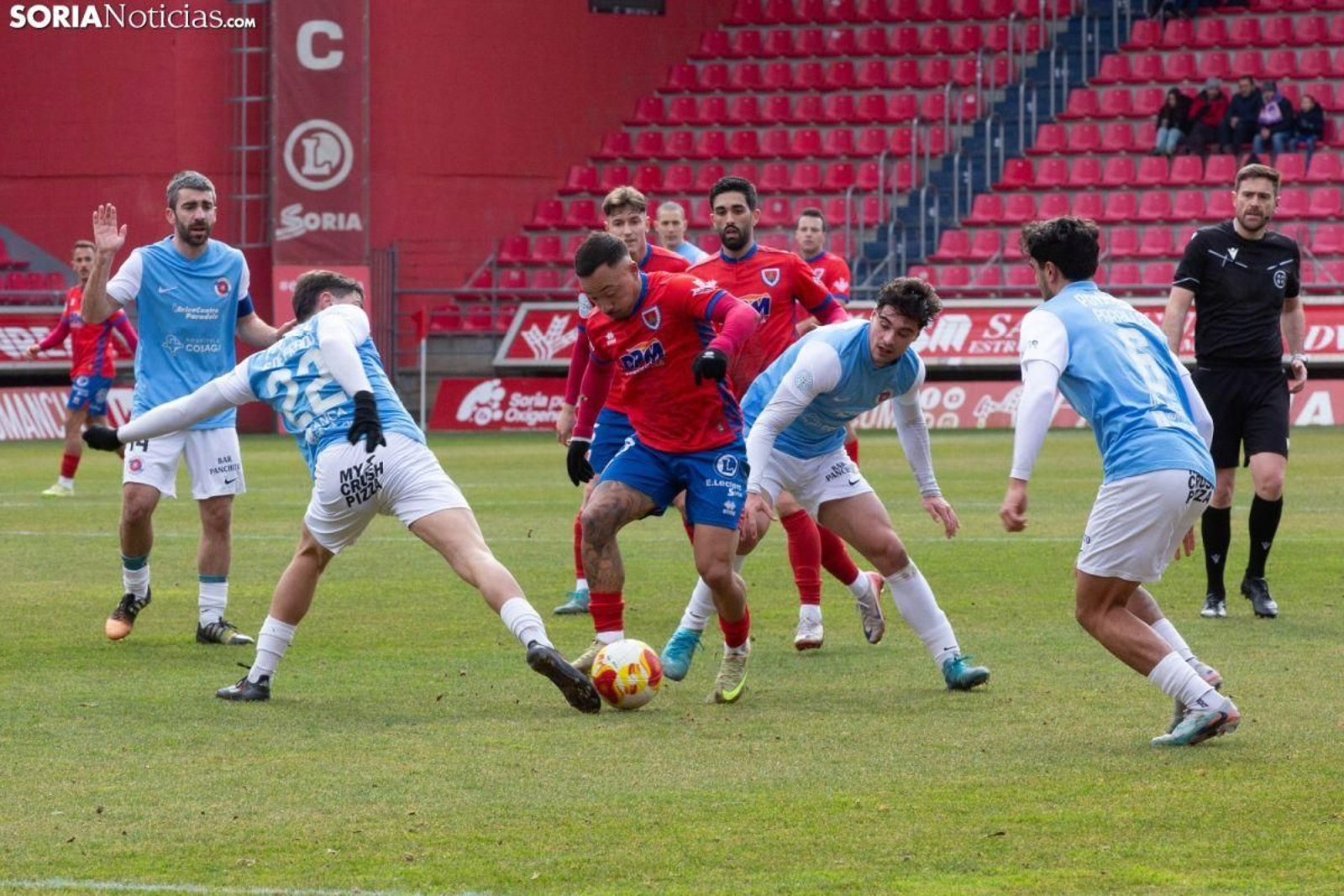 Santi de Prado, autor del gol de la UD Ourense en Los Pajaritos, intenta robarle la pelota al mediapunta numantino, Juancho.