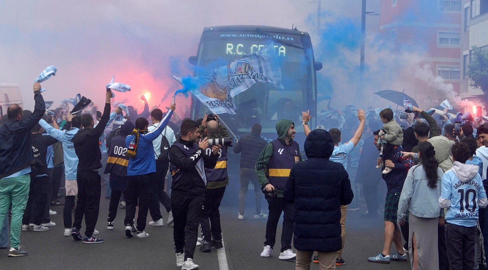 El autobús del Celta entre la afición.
