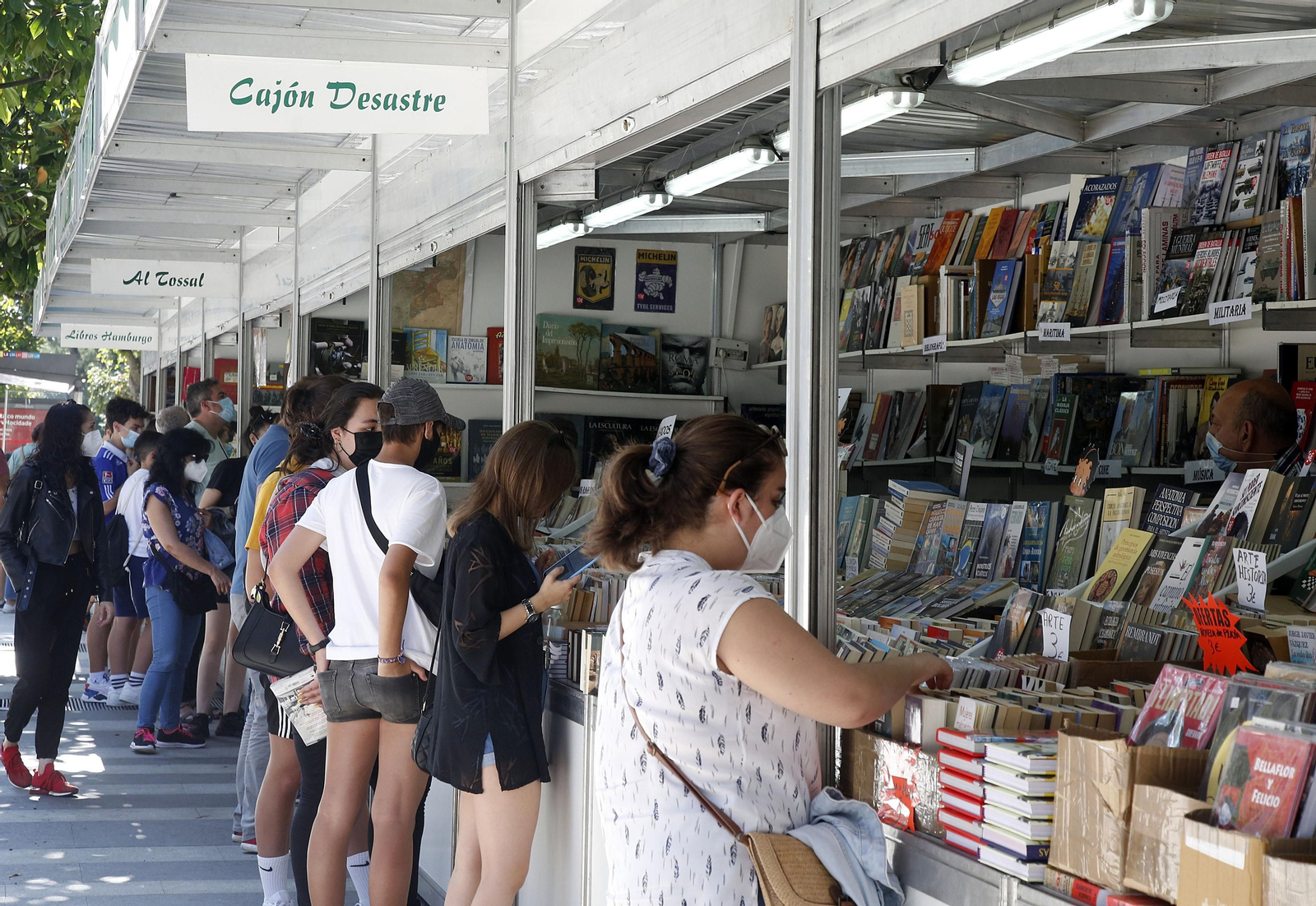 Mucha afluencia a la feria, en la plaza de Compostela.