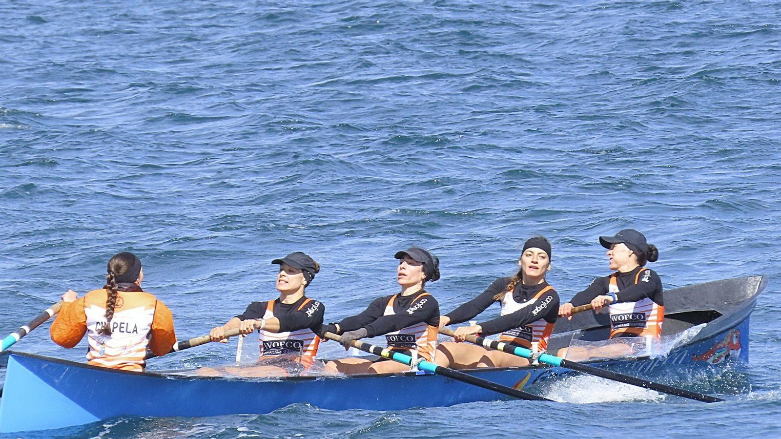 La tripulación femenina del club berete avanza por el mar en busca del entorchado gallego absoluto y el billete al Campeonato de España.