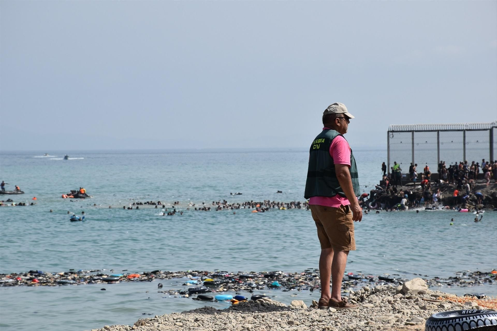 Miles de personas cruzan ilegalmente de Marruecos a Ceuta