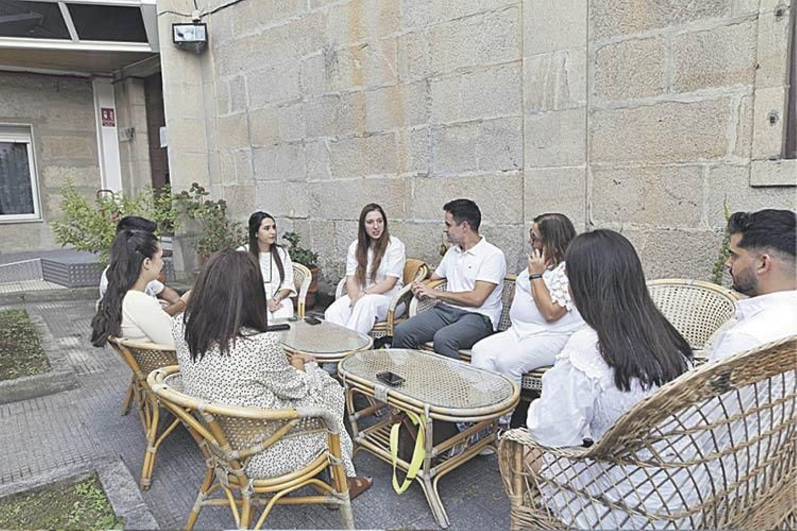 Cristina Pichel, en el centro, con varios jóvenes.
