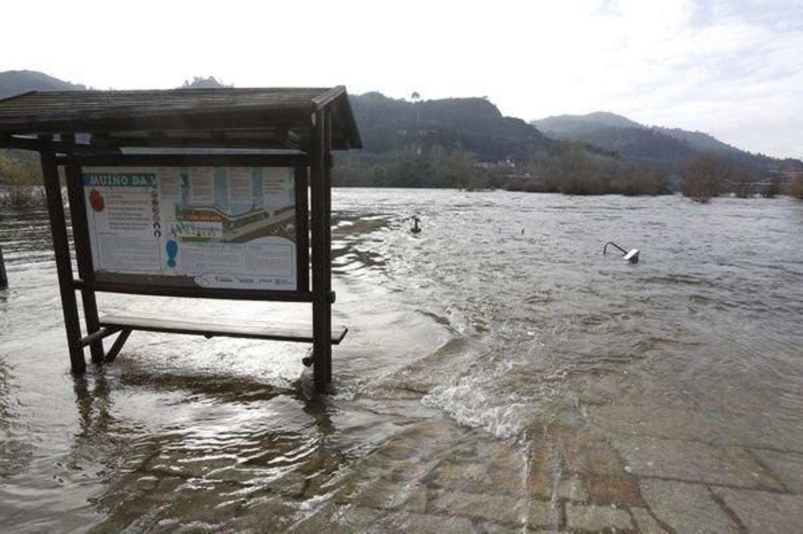 Termas de O Muiño da Veiga inundadas por la crecida del río Miño.